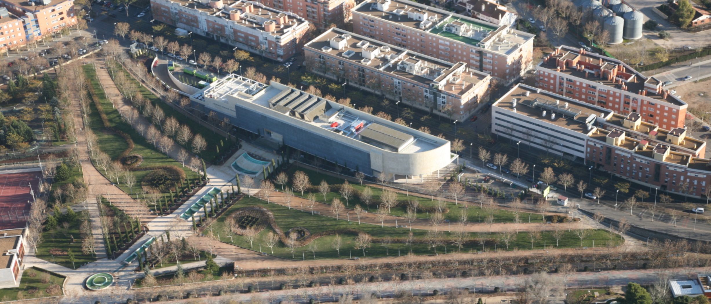 Vista aérea de la Biblioteca Pública del Estado en Ciudad Real: volumen lineal contemporáneo junto al parque de Gasset.