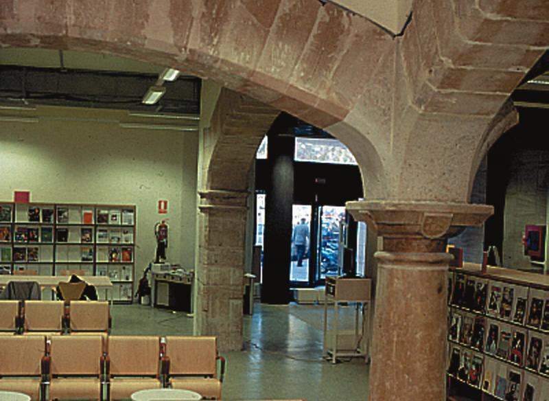Arcadas de piedra recuperadas del palacio de Can Salas integradas en la sala de publicaciones periódicas.