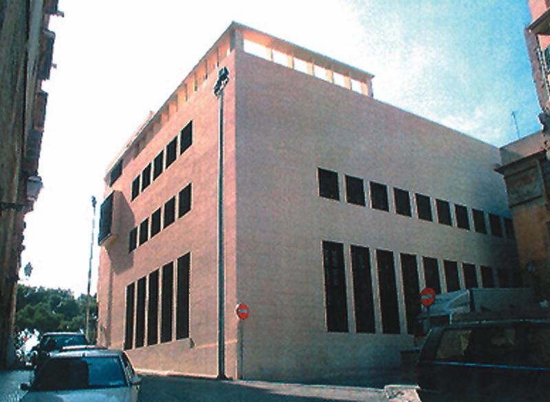 Fachada trasera de la biblioteca.