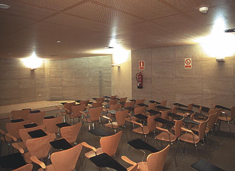 Vestíbulo de acceso a la biblioteca.