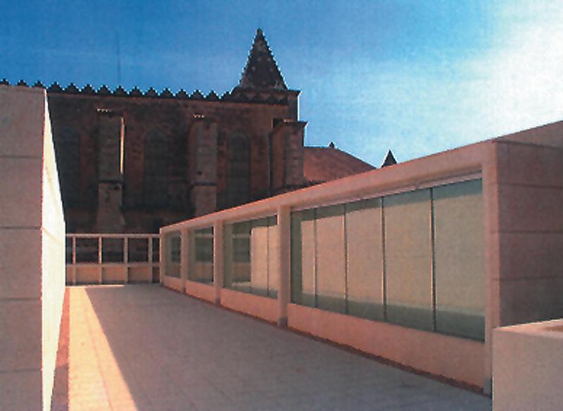 Terraza-cubierta con la iglesia de Santa Creu al fondo.