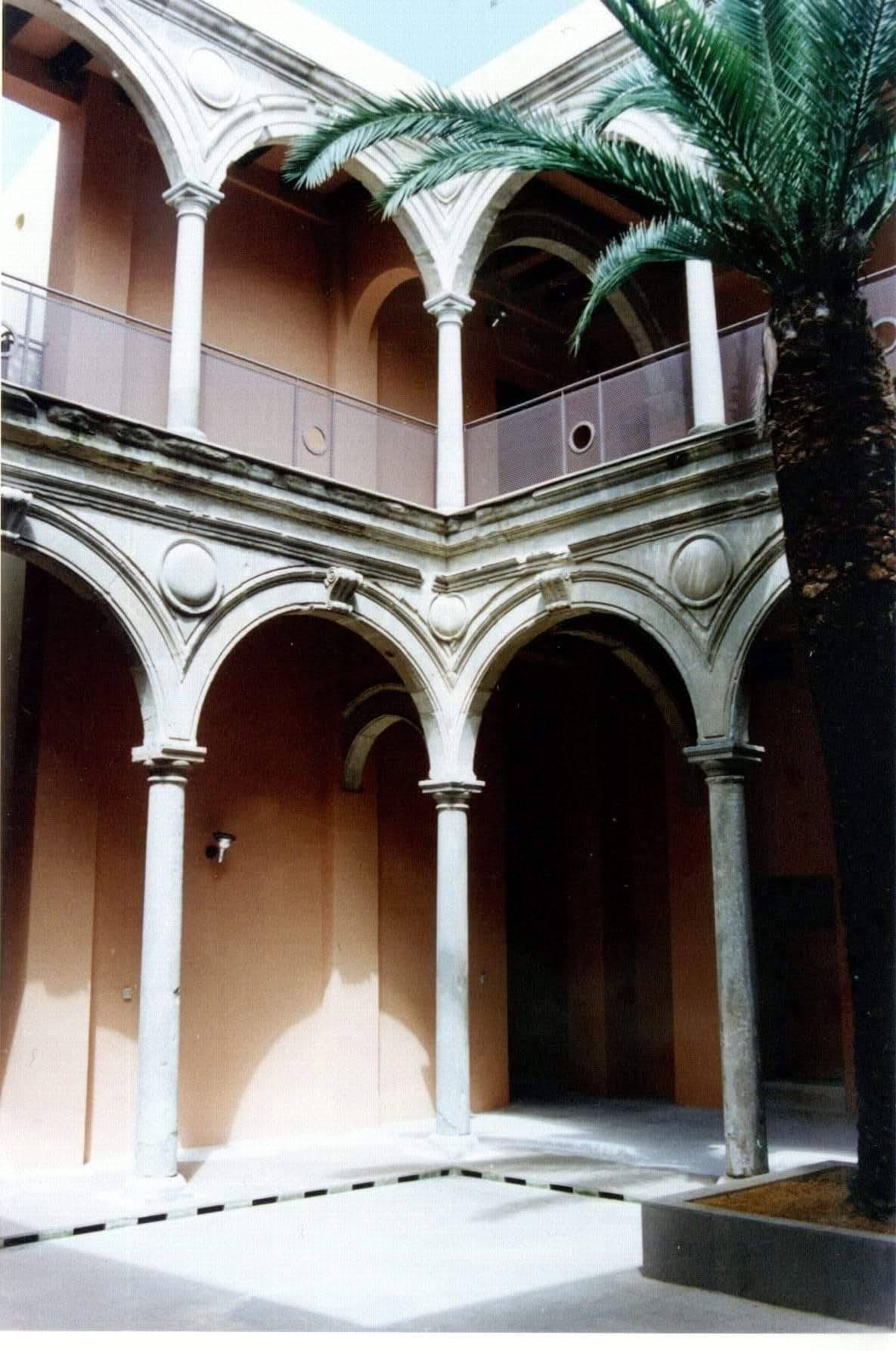 Detalle en esquina del patio recuperado: arcos de medio punto sobre columnas monolíticas con ojos de buey en las enjutas.