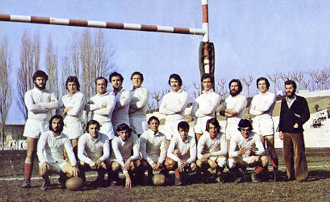 Fotografía de época del equipo del Club Deportivo Arquitectura en el estadio central de la Ciudad Universitaria de Madrid.